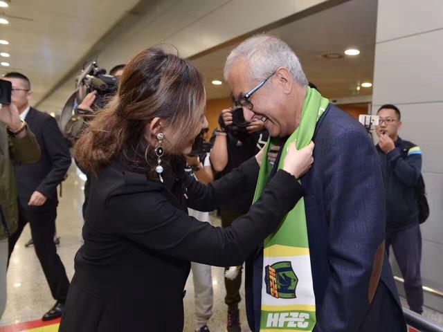 罗马诺表示：“了解到切尔西和曼城都联系了河床，希望获知埃切维里的情况。